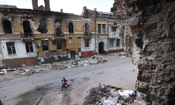 Continue à lutter pour la ville clé de l'est, la Russie dit qu'elle a “sous contrôle”, l'Ukraine et le detoxon