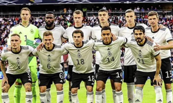 Perché la squadra della Germania verso l'Inghilterra indossa i fan delle ragazze?