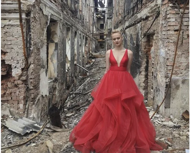Oggi era prom: studente ucraino indossa vestito e visite scuola rovinata