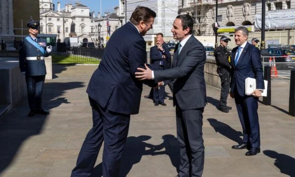 Albin Kurti in London, mit dem britischen Armeeminister über den Krieg in der Ukraine