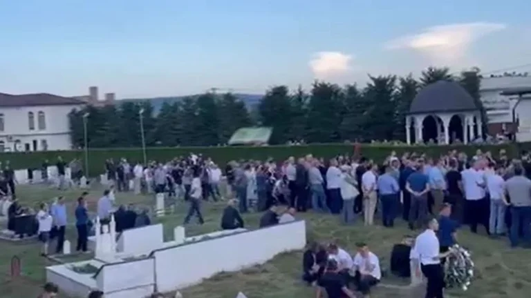 Une tombe de 30 ans tuée par le chêne à Pristina