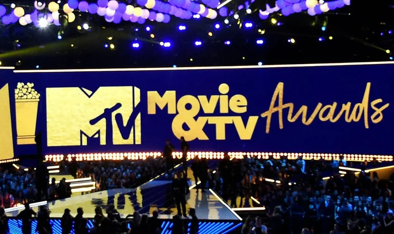 Da Jennifer Lopez a Vanessa Hudgens, come le stelle indossano il tappeto rosso MTV