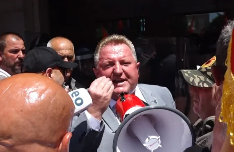 Hisen Berisha calls on protesters: Don't make a mistake.