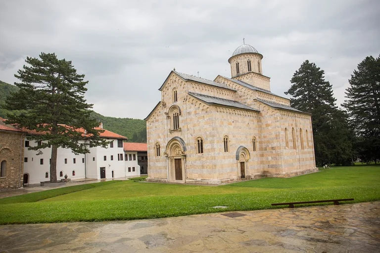 Rapport DAS pour les libertés religieuses au Kosovo: l'attention sur la décision de Decani sur les terres du monastère