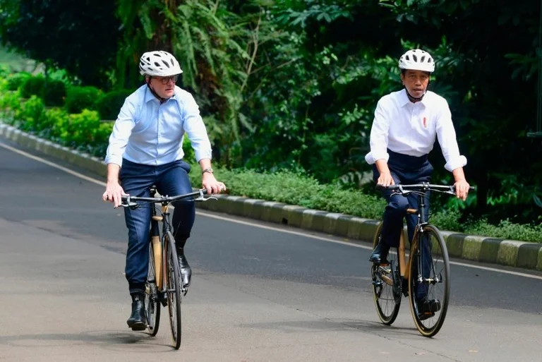 Albanian with his first visit abroad: Bike with Indonesian president