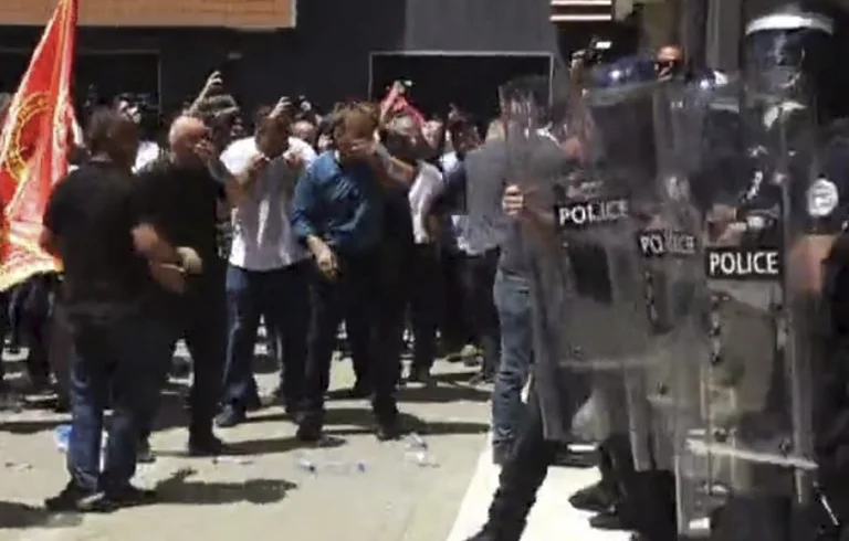 “Before men”, veterans call for entry, police again use spray to distribute (FOTO)