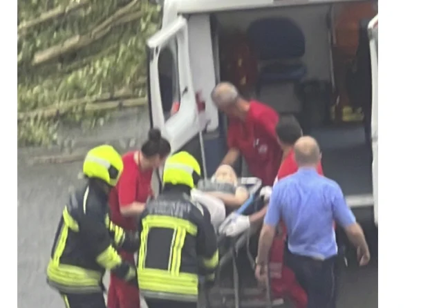 Strong winds take down trees in Pristina, ambulance gets the wounded