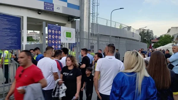 Fans are waiting in line, strict checks on “Fadil Vokri”