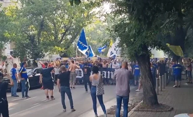 Les fans “Dardan” envahissent Pristina avant le match avec la Grèce