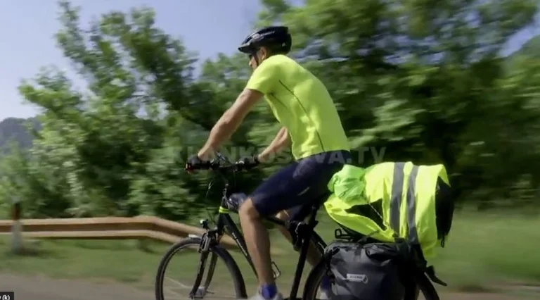 Not by luxury car or by plane, but the exile comes on a bicycle to Kosovo to cheer the mother