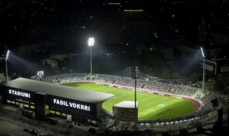 NFFK mostra regole che devono essere rispettate per entrare nello stadio nella partita della Grecia