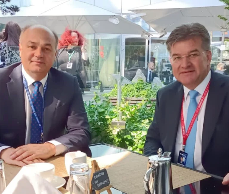 Hoxhaj boit du café le matin avec Lajcak, parle de dialogue