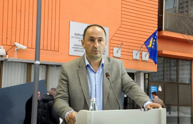 Libron Aliu pour la relation de Ryshfet : Ces choses arrivent toujours au Ministère.
