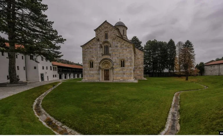 Communauté Decani sous enquête sur la propriété du monastère