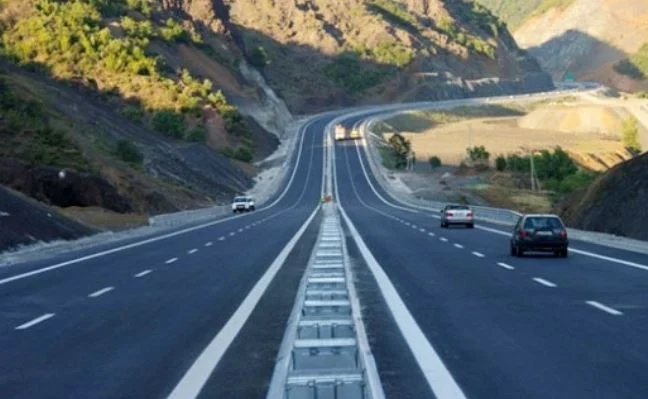 Shqipëria vendos edhe një tarifë shtesë: 2 euro e gjysmë kush kalon rrugës nga Miloti