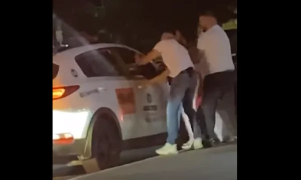 Some young people in Pristina attack a taxi and try to get inside, taxi driver shuts the door