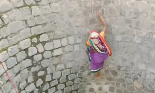 La femme en Inde a risqué sa vie pour prendre de l'eau, la vidéo devient virale