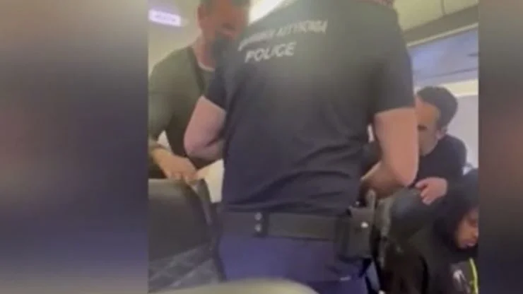 Il aurait pissé sur son frère, le passager sorti de l'avion.