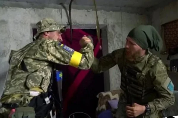 Exciting: El momento en que los soldados ucranianos con armas en sus manos se alegran de los objetivos de Ucrania contra Escocia