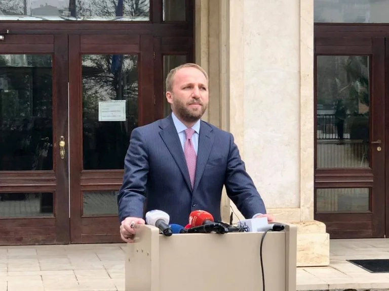 Tahiri: Mazhoranca i ka zënë zyrat qeveritare dhe nuk e dinë se për çfarë janë aty