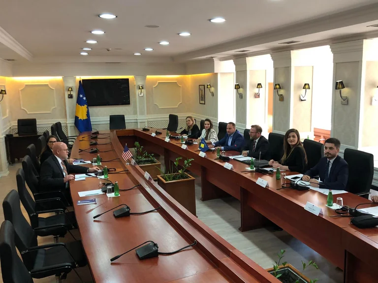 Incontro della Commissione Straniera con Hovenier Inizia