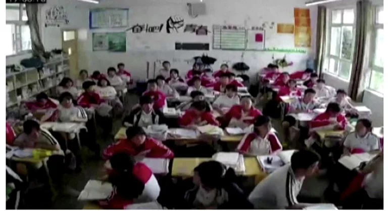 Il momento in cui il terremoto scuote l'aula nella scuola cinese