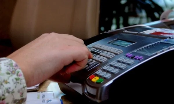 Der Kunde bezahlte gefälschte Geld im Grand Store, Polizeigehäuse öffnet