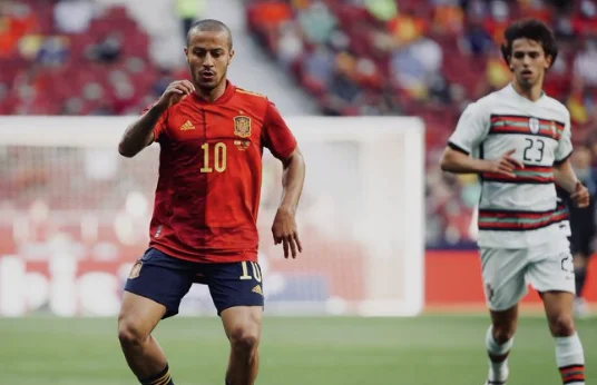 Theago Alcantara est forcé de quitter le camp en Espagne, gravement blessé.