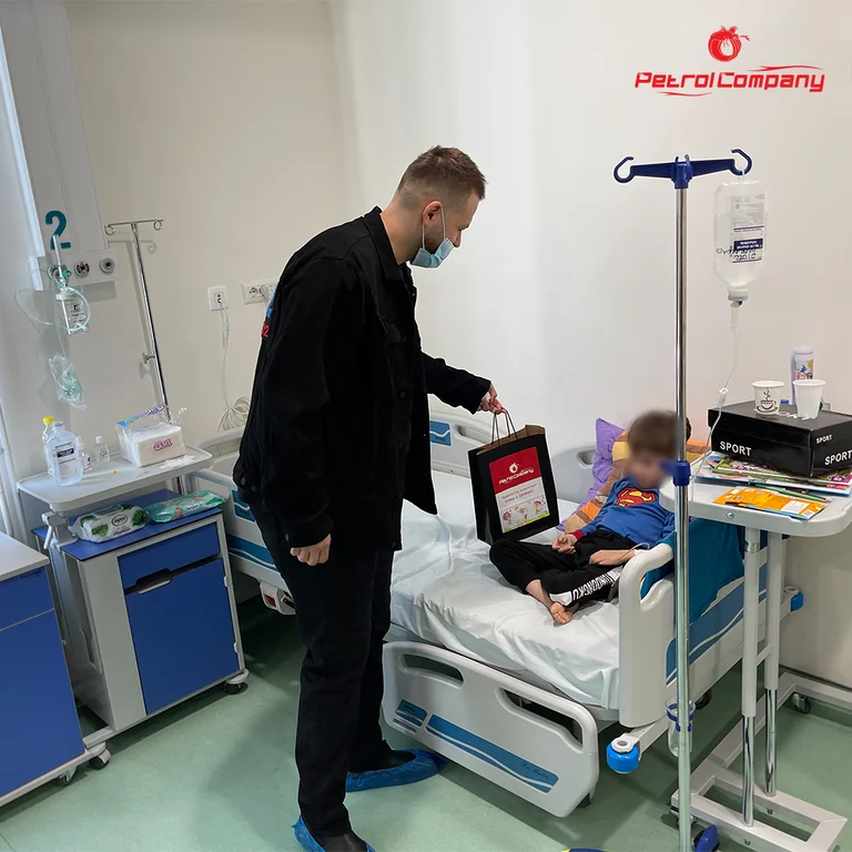 Singer, junto con Petrol Company, envió regalos para el 1 de junio al Hospital Paddy de Pristina