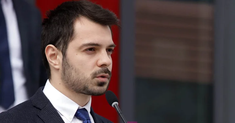 Responsabile del governo, Pasakteti, scash da 100 euro per i pensionati