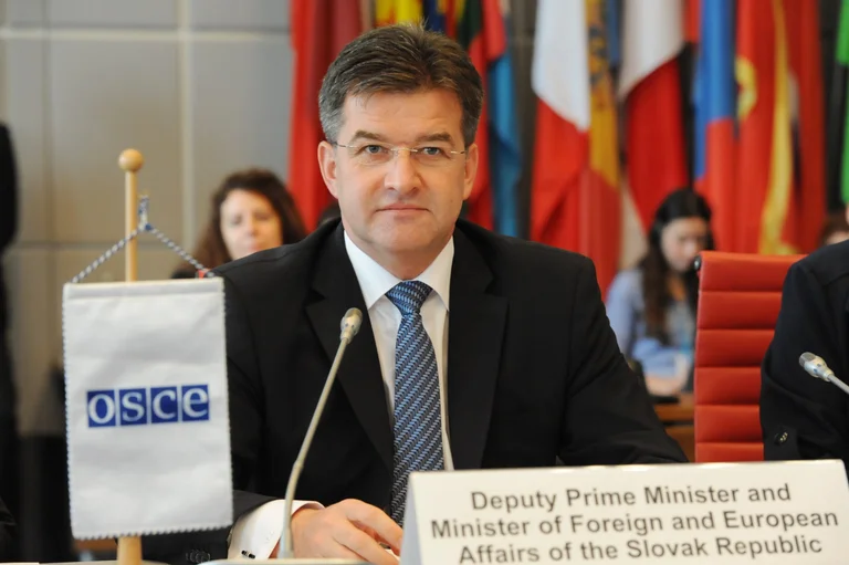 Lajcak interroge la position de Macroni