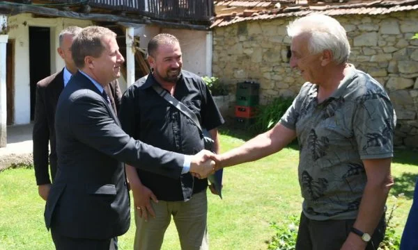 Le chef de l'UE au Kosovo visite le village majoritaire serbe de Vushtri, dit que les incidents interethniques ont augmenté
