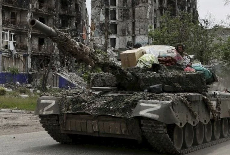 Ce n'était pas l'image habituelle: les notes de réfugiés ukrainiens en images Tank russe transportant la chaudière volée