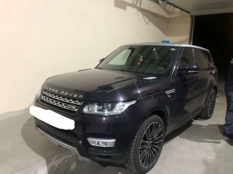 La police du Kosovo à Vremica détecte la voiture volée “Land Rover”
