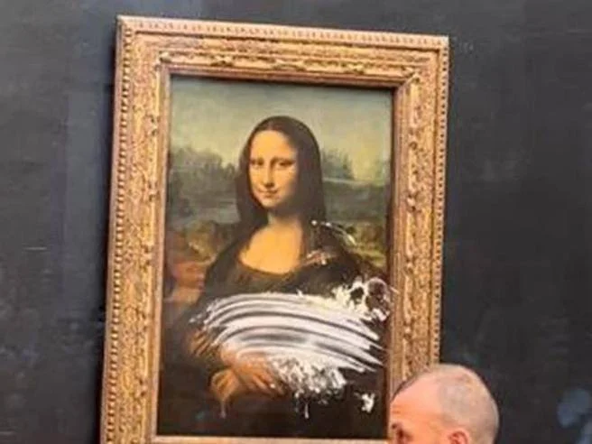 "Mona Lisa"Protester lance du gâteau sur la célèbre peinture