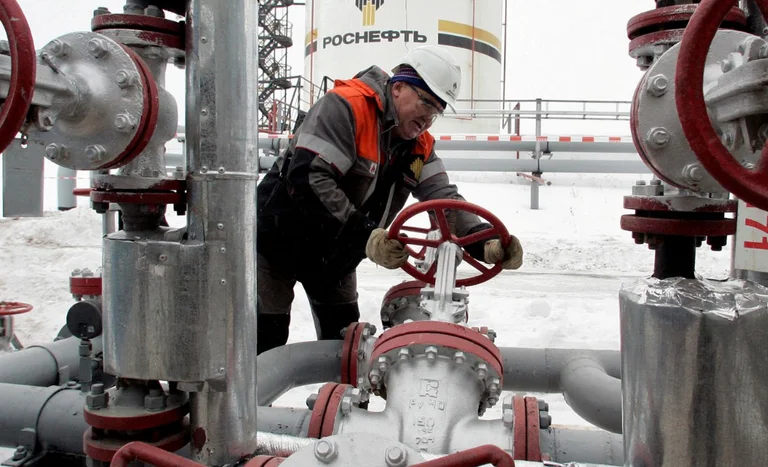 Sanctions américaines contre le pétrole russe: l'UE a du mal à traiter