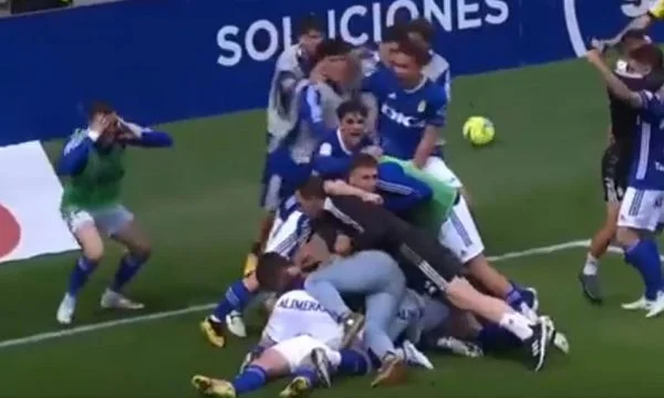 Oviedo a célébré sans qualification dans La League, une fausse nouvelle diffusée dans le stade