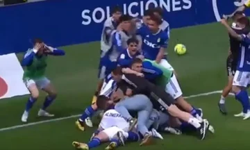 Oviedo feierte unqualifizierte in La League, eine falsche Nachricht im Stadion
