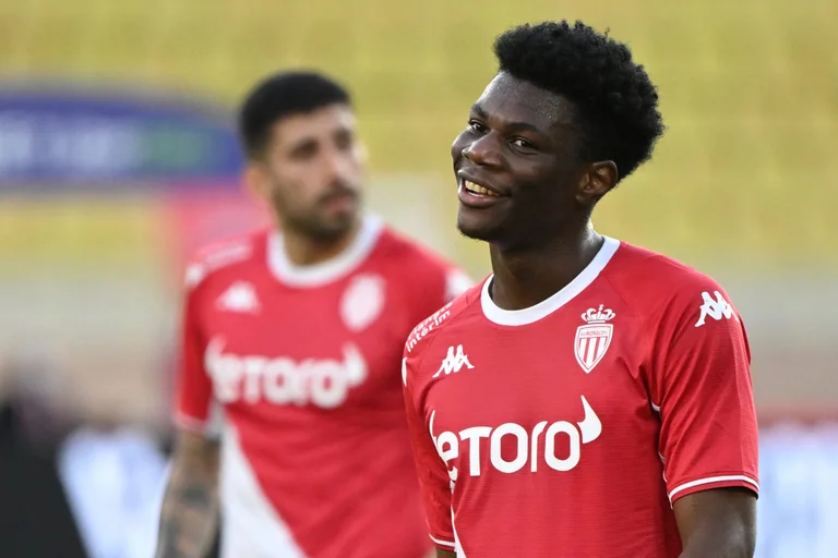 Grand combat pour le milieu de terrain Monacos Reali, SPG Liverpool dans la course