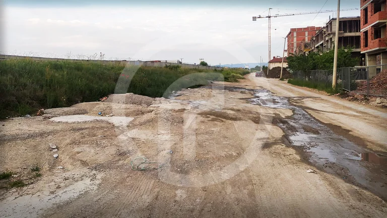 Les constructeurs de Fushë Kosovo ne tiennent pas: même la verdure sur le chemin de fer