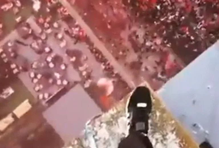 C'est la vidéo la plus effrayante que vous ayez jamais vue. Regardez ce que les fans de Liverpool font.