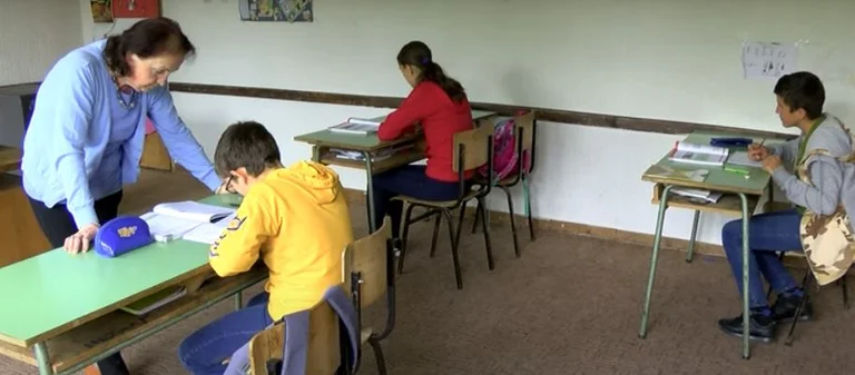 École de quatre élèves, trois frères et une sœur, les seuls qui apprennent pendant la guerre à Gjakova