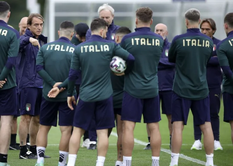 La peur des ennuis dans le camp d'Italie, deux footballeurs sortent avec la même fille