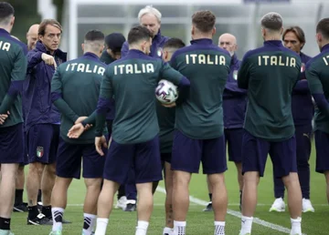 Angst vor Schwierigkeiten in Italiens Camp, zwei Fußballspieler haben das gleiche Mädchen