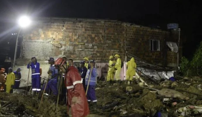 Forte pluie, 56 morts de glissements de terrain dans le nord-est du Brésil