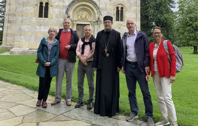 Les messages au monastère de Decani sont arrêtés, Rohde y emmène deux autres fonctionnaires