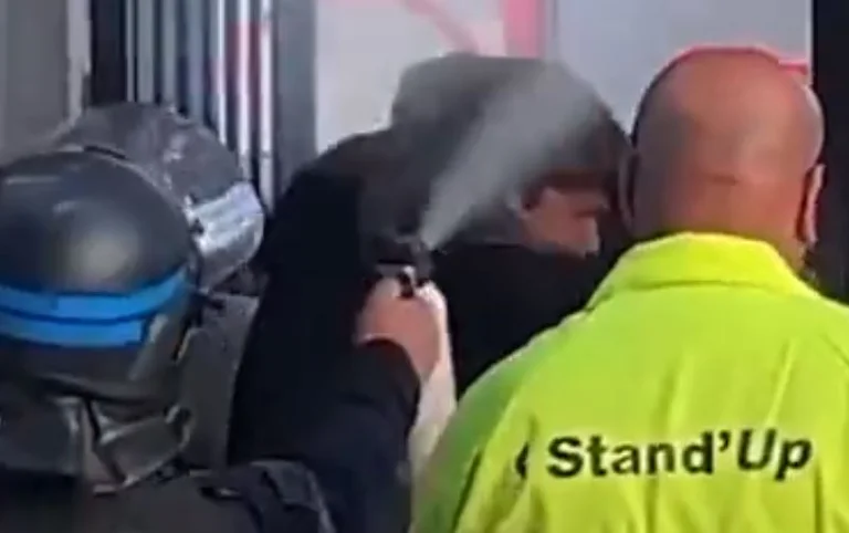 Embarrassés et lourds, les fans de Liverpool ont été supprimés par la police française