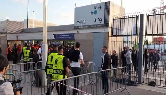 Entrée dans le stade sans billets, commence l'identification, et sortir des fans de Liverpool