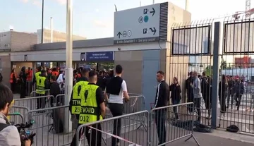 Eintreten des Stadions ohne Tickets, beginnt die Identifikation und das Aussteigen von Liverpool Fans
