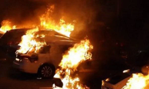 Brûler deux voitures à Pristina